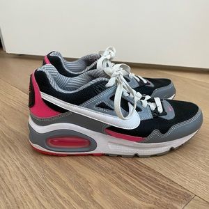 Nike Air Max Black Athletic Shoes with Dynamic Design